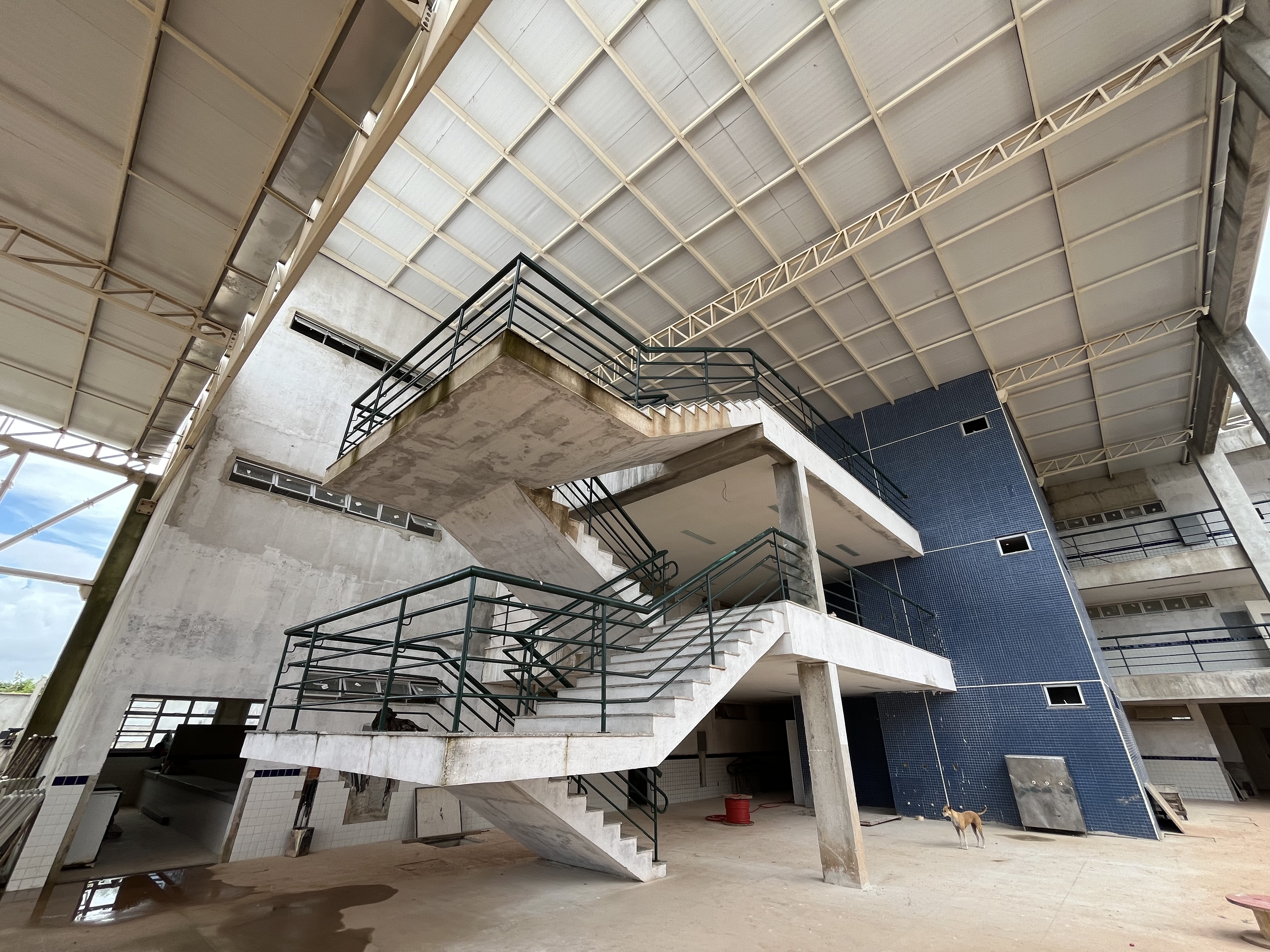 a imagem mostra o pátio interno de uma escola em construção